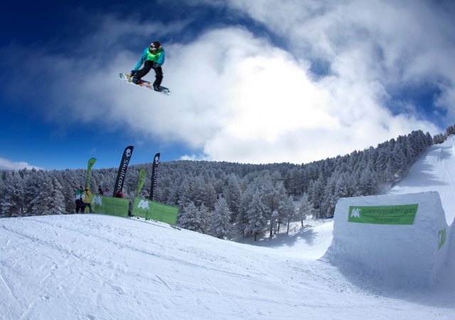 Snowboard stunts 